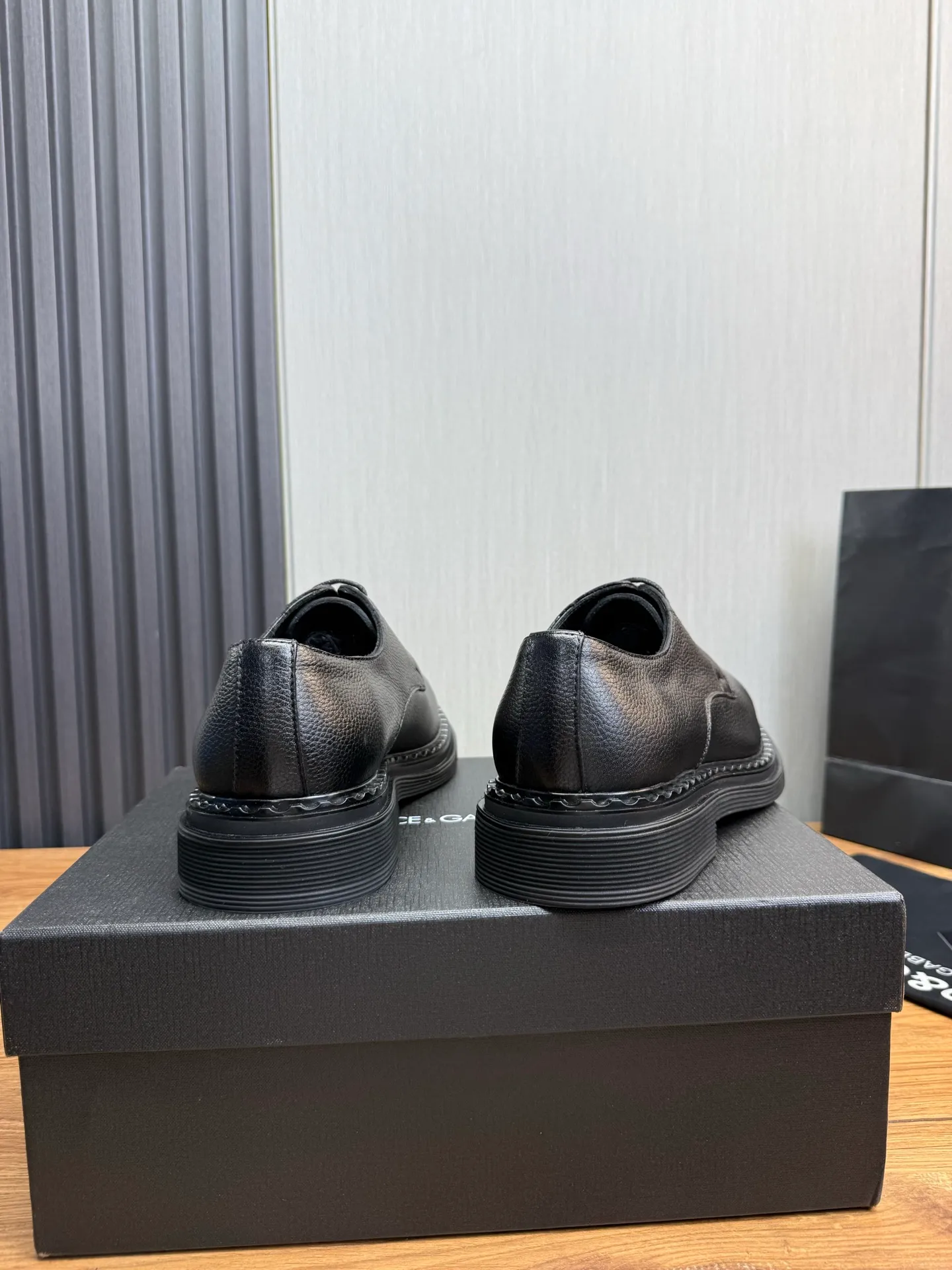 Men's shoes 💰900💰 DG. Men's casual lace-up leather shoes, the latest hot style 🔥 1:1 original purchase quality, top quality goods ⬆️The upper is imported open-edge beaded cowhide, cowhide, and cow suede. The hand-made three-dimensional stitching highlights the round toe design. The inner foot pads are all imported cowhide, with the original wear-resistant foam outsole, matching code 39-44, (38, 45 custom-made, non-returnable)